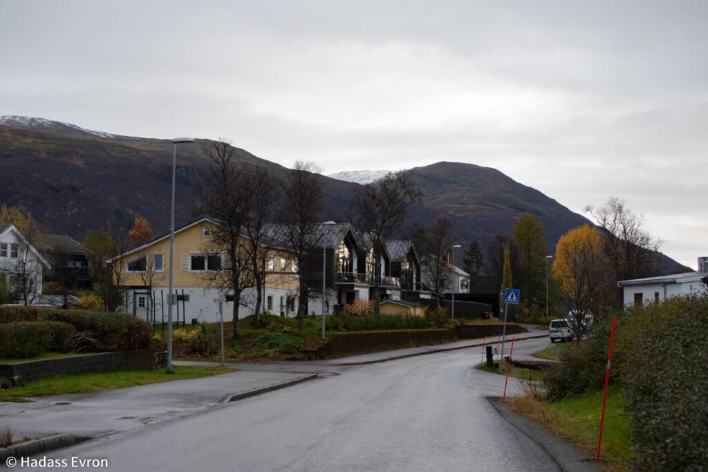 רחוב בטרומסו, מול תחנת האוטובוס.